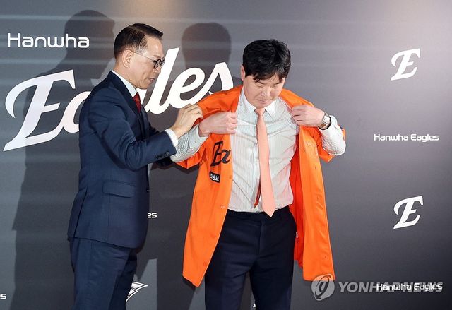 한화 이글스 유니폼 입는 류지현