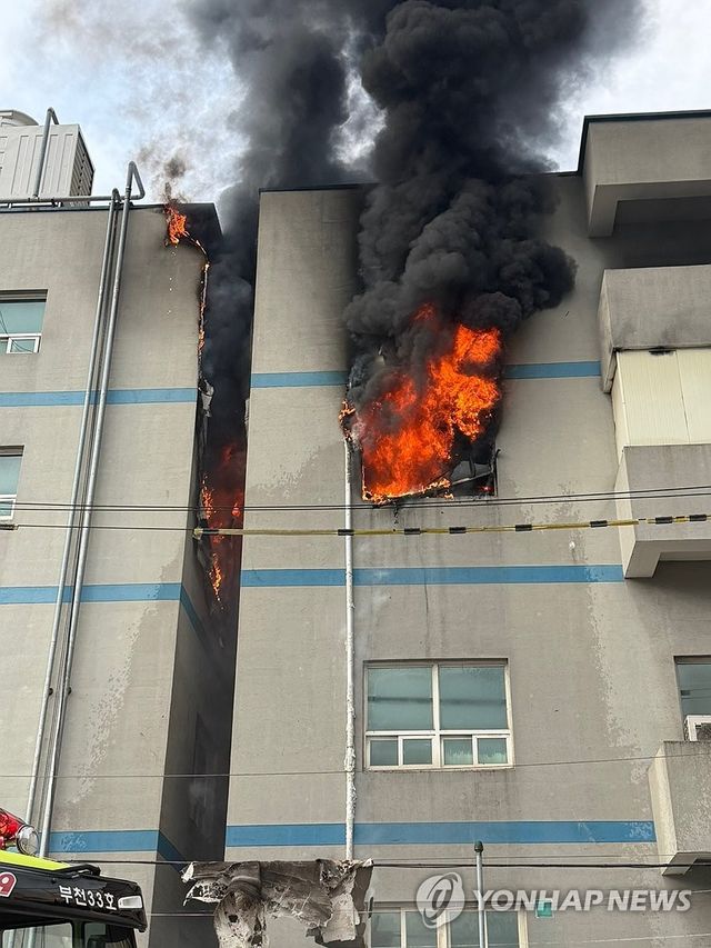 부천 공장 화재…소방관 등 7명 중경상