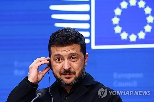 EU 정상회의에서 기자회견 하는 젤렌스키 대통령