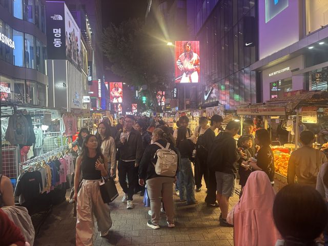 북적이는 명동 골목