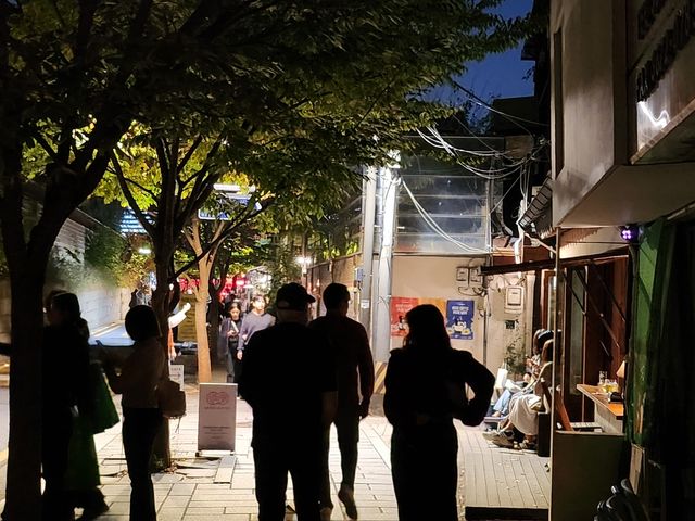 서순라길 골목을 걷고 있는 외국인들