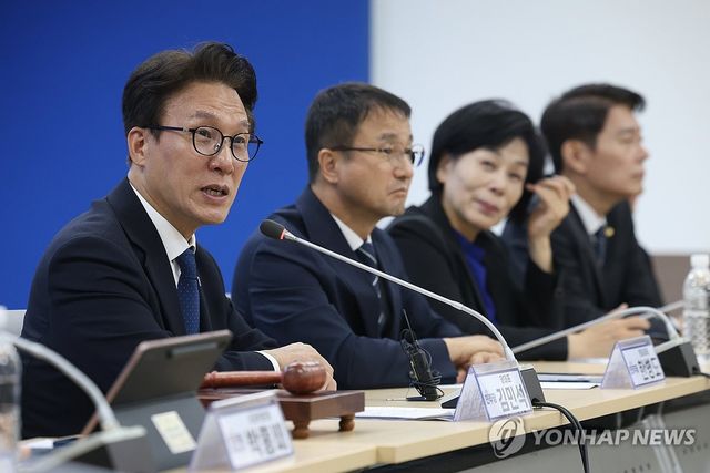 부산서 열린 최고위서 발언하는 김민석 대표