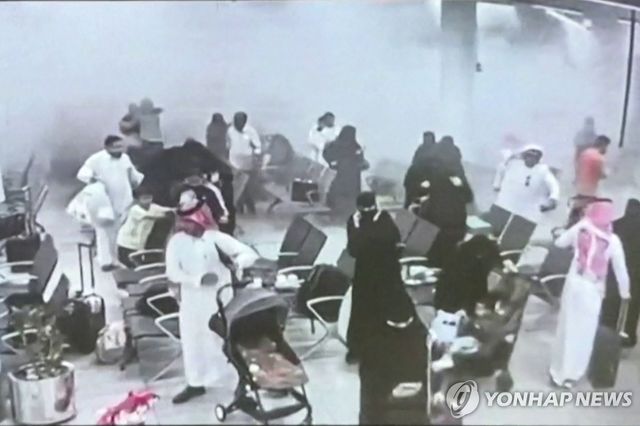 최근 후티 공습에 아수라장으로 변한 사우디 국제공항 [AFP=연합뉴스. 재판매 및 DB 금지]
