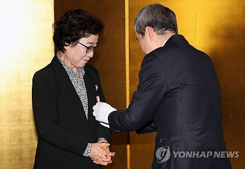 일본정부 훈장 받는 신윤찬씨
