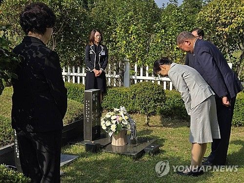 고 이수현씨 묘 참배하는 일본 총리 부부