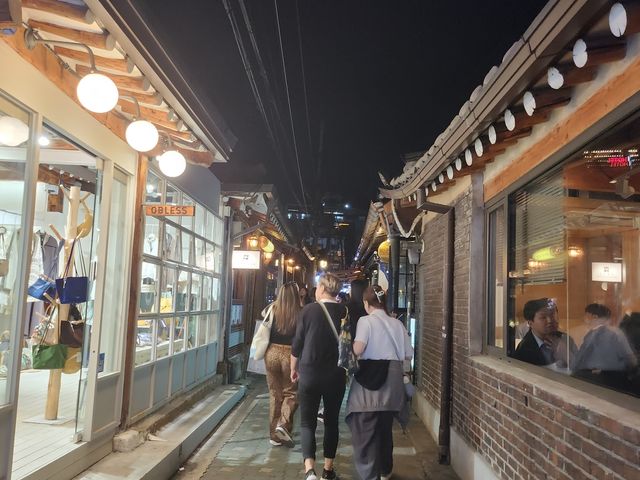 익선동 골목을 구경 중인 외국인들