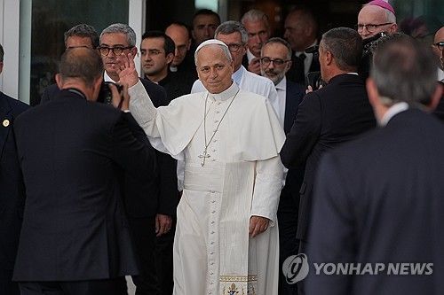 퇴원하는 교황