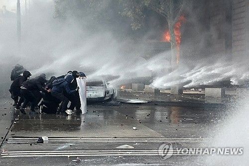 17일 프랑스 파리 레퓌블리크 광장에서 충돌한 시위대와 경찰 [AFP 연합뉴스. 재판매 및 DB 금지] 