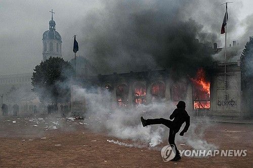 17일 불길에 휩싸인 프랑스 리옹의 관광안내소 [AFP 연합뉴스. 재판매 및 DB 금지]