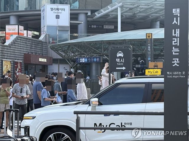 서울역 앞 택시 승강장에서 택시 기다리는 사람들.