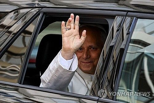 퇴원하는 교황