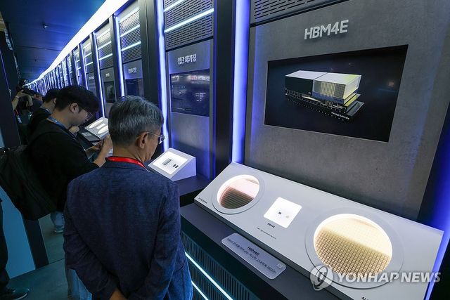 반도체대전 삼성전자 부스에 전시된 HBM4E