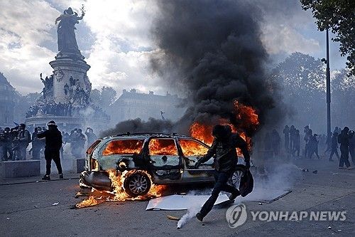 17일 파리 레퓌블리크 광장에서 벌어진 고물가 항의 시위 [EPA 연합뉴스. 재판매 및 DB 금지] 