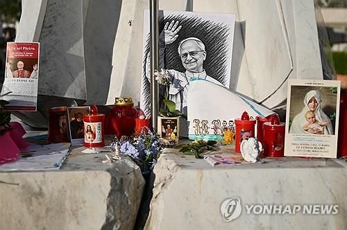 제멜리 병원 앞에 높인 교황 초상화