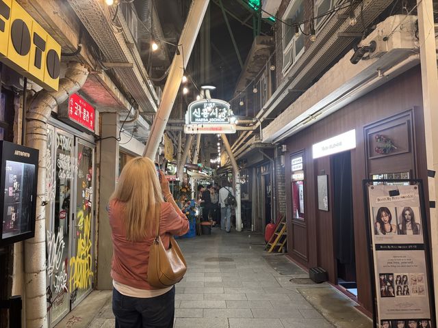 이태원 신흥시장에서 사진 찍고 있는 외국인