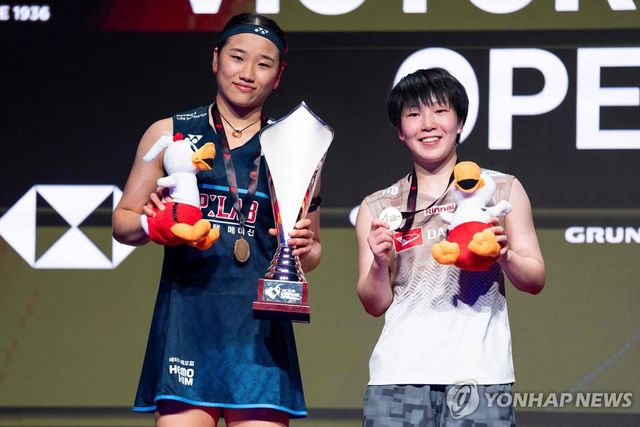 덴마크 오픈 결승에서 맞대결한 안세영(왼쪽)과 야마구치.