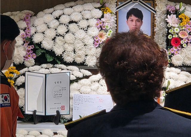 고(故) 김진석 소방위 빈소에 놓인 임명장과 딸의 편지