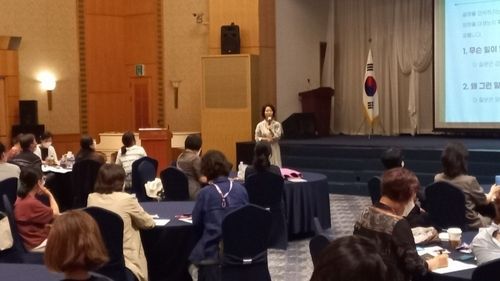 직장에서의 공감대화에 대해 강연 중인 김 소장