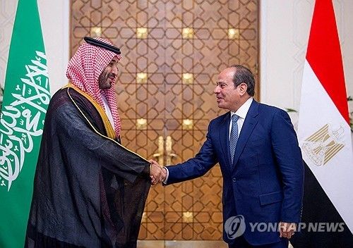 무함마드 빈살만 사우디 왕세자(왼쪽)와 압델 파라 엘시시 이집트 대통령(오른쪽)
