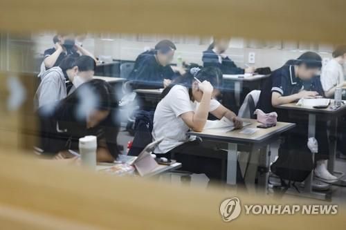 9월 모의고사를 치르는 고3 수험생들