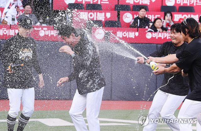축하받는 이강철 감독