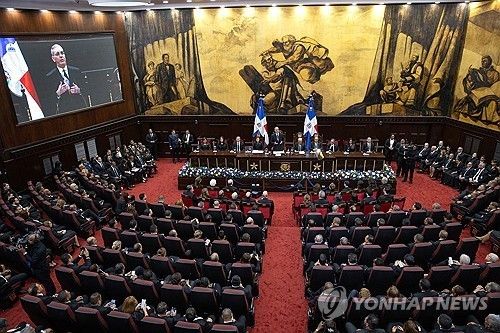 도미니카공화국 의회에 출석한 루이스 아비나데르 대통령과 정부 관계자들