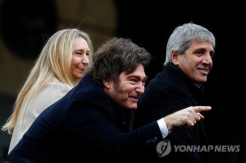 하비에르 밀레이 아르헨 대통령(중앙)과 루이스 카푸토 경제장관(우측) 