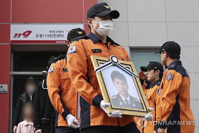 생전 근무지 나서는 고 김진석 소방위