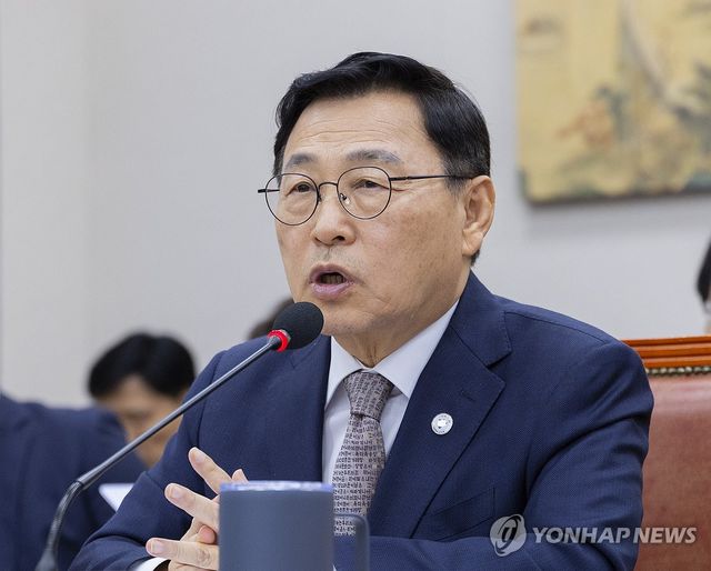 의원 질의에 답하는 정근식 서울시 교육감