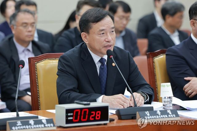 국정감사서 답변하는 김종철 방송미디어통신위원장