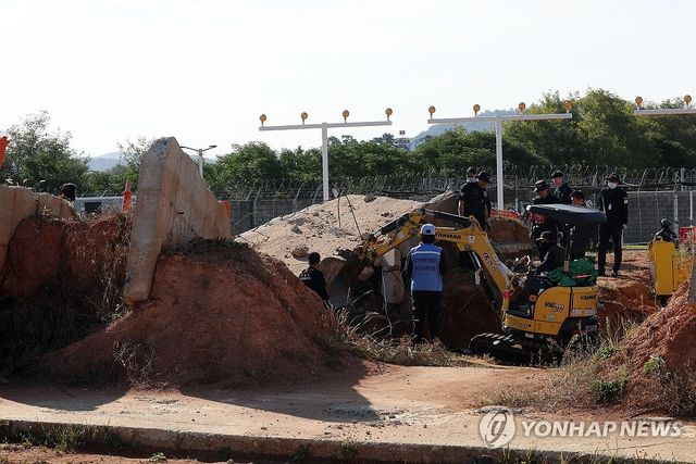 로컬라이저 둔덕에 중장비 투입
