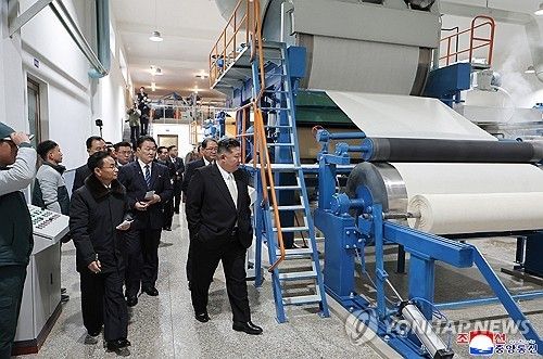 제지공장 준공식 참석한 김정은 북한 국무위원장 