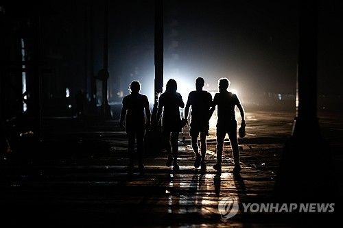 잦은 정전으로 어둠에 휩싸인 아바나