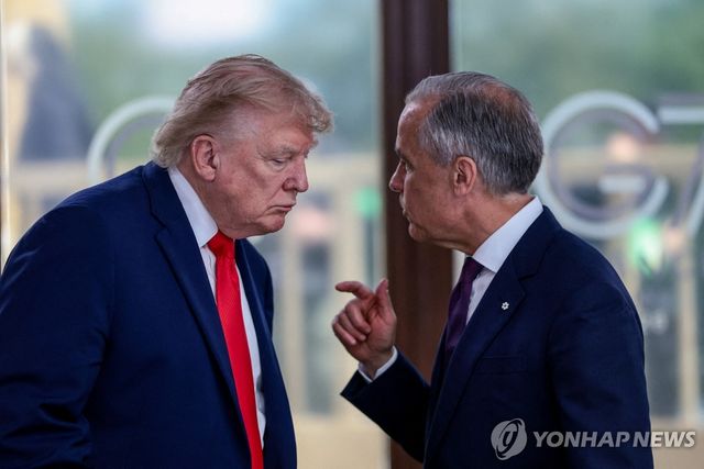 지난 6월 프랑스 주요 7개국(G7) 회의에서 만난 도널드 트럼프 미국 대통령과 마크 카니 캐나다 총리