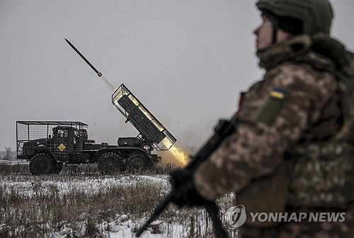 러시아군 향해 로켓포 발사하는 우크라이나 군
