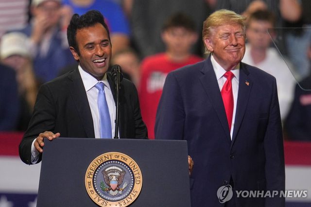 라마스와미 후보와 트럼프(오른쪽)