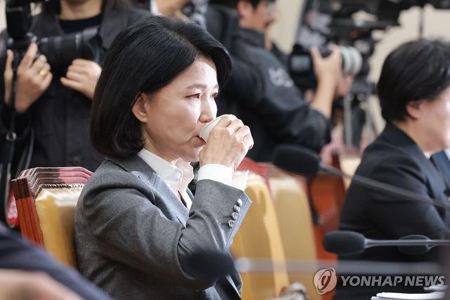 과방위 종합감사, 물 마시는 국민의힘 이진숙 의원