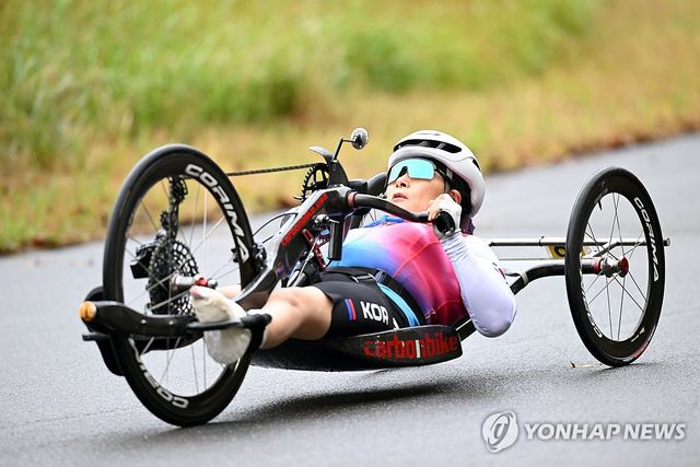 경기하는 여자 사이클 허윤정