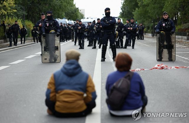 파리에서 경찰관과 대치 중인 시위자들