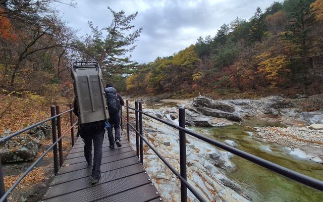 구조 장비 메고 설악산을 오르는 산악구조대
