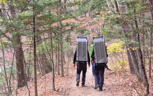 구조 장비 메고 설악산을 오르는 산악구조대