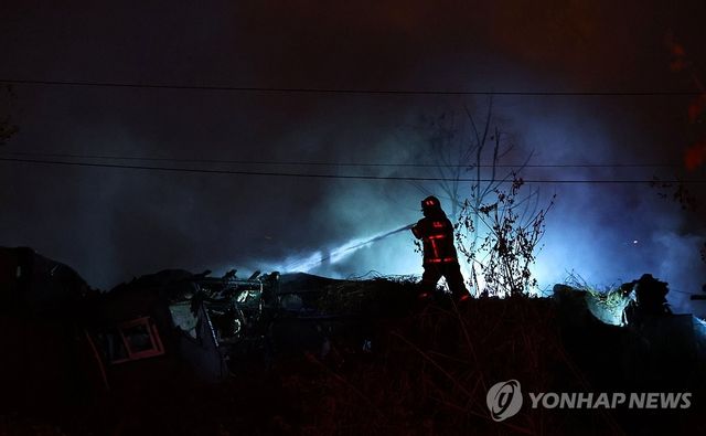 계속되는 구룡마을 화재 진압 작업