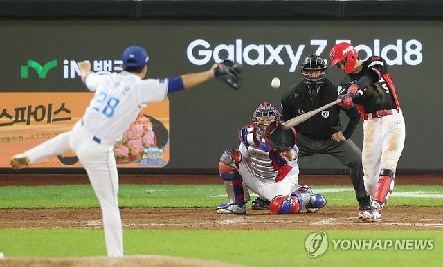 2루타 치는 김도영