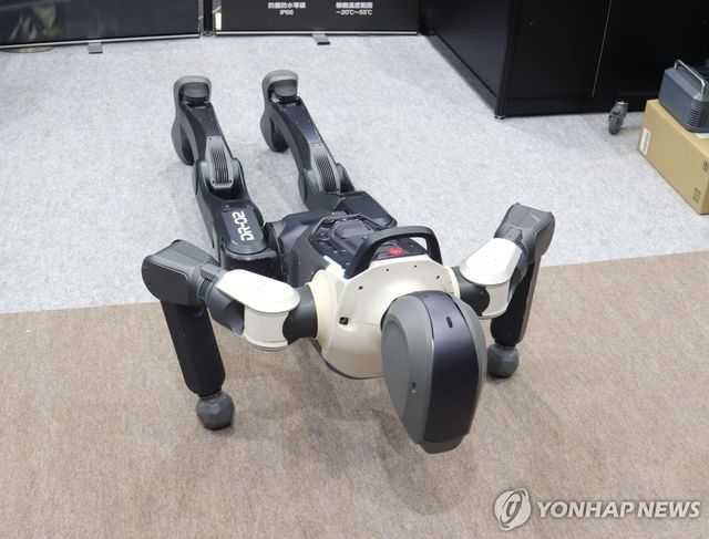 팔굽혀펴기하는 휴머노이드(일본 엘사재팬)