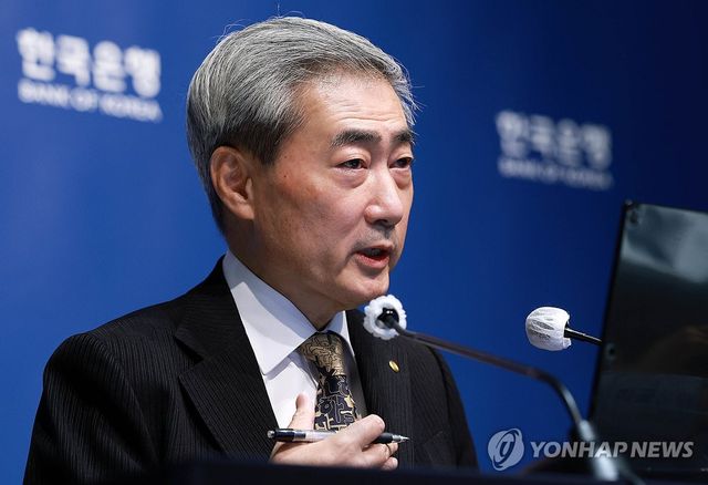 발언하는 신현송 한국은행 총재