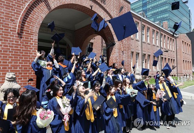 석당박물관 앞에서 찰칵…졸업 기념하는 외국인 유학생들