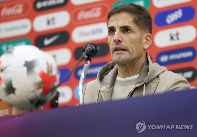 명단 발표 기자회견하는 모레노 감독