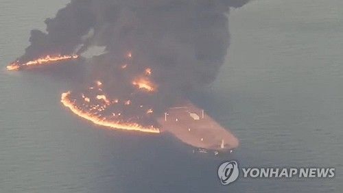 10일 이란 국영 IRIB 방송이 공개한 이슬람혁명수비대 제공 영상 캡처 화면. 유조선 '젬 2호(GEM NO.2)'가 화염에 휩싸인 모습이 담겨 있다. 이 사진은 기사과 관련이 없는 자료사진입니다. [로이터 연합뉴스 자료사진. 재판매 및 DB 금지] 