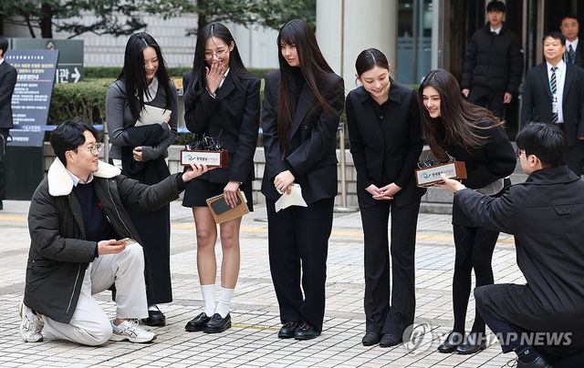 작년 5월 '어도어 활동금지 가처분' 법정출석 마친 뉴진스(NJZ)