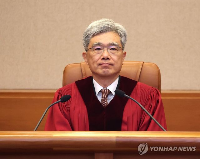 심판정 입장한 김상환 헌법재판소장